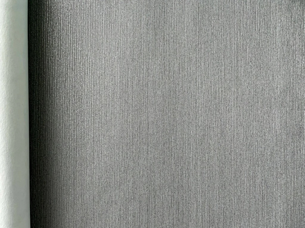 Szürke ezüst vékony csíkos mintás dekor tapéta