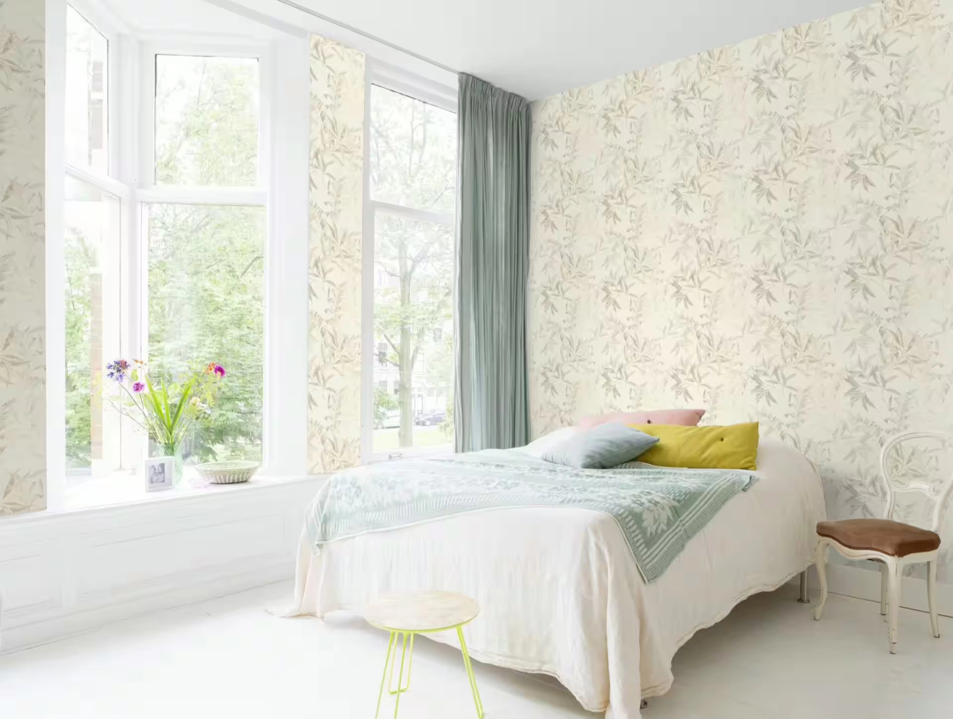 Szürke virágzó faág mintás vlies dekor tapéta