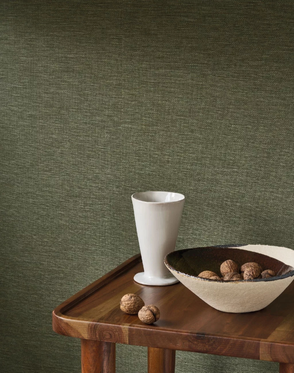 Textilhatású sötétzöld színű francia design tapéta