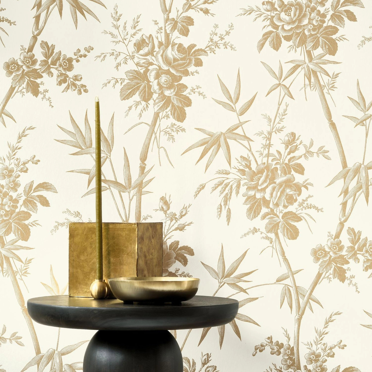 Toile stílusú design tapéta bambusz és virágok mintával beige színben