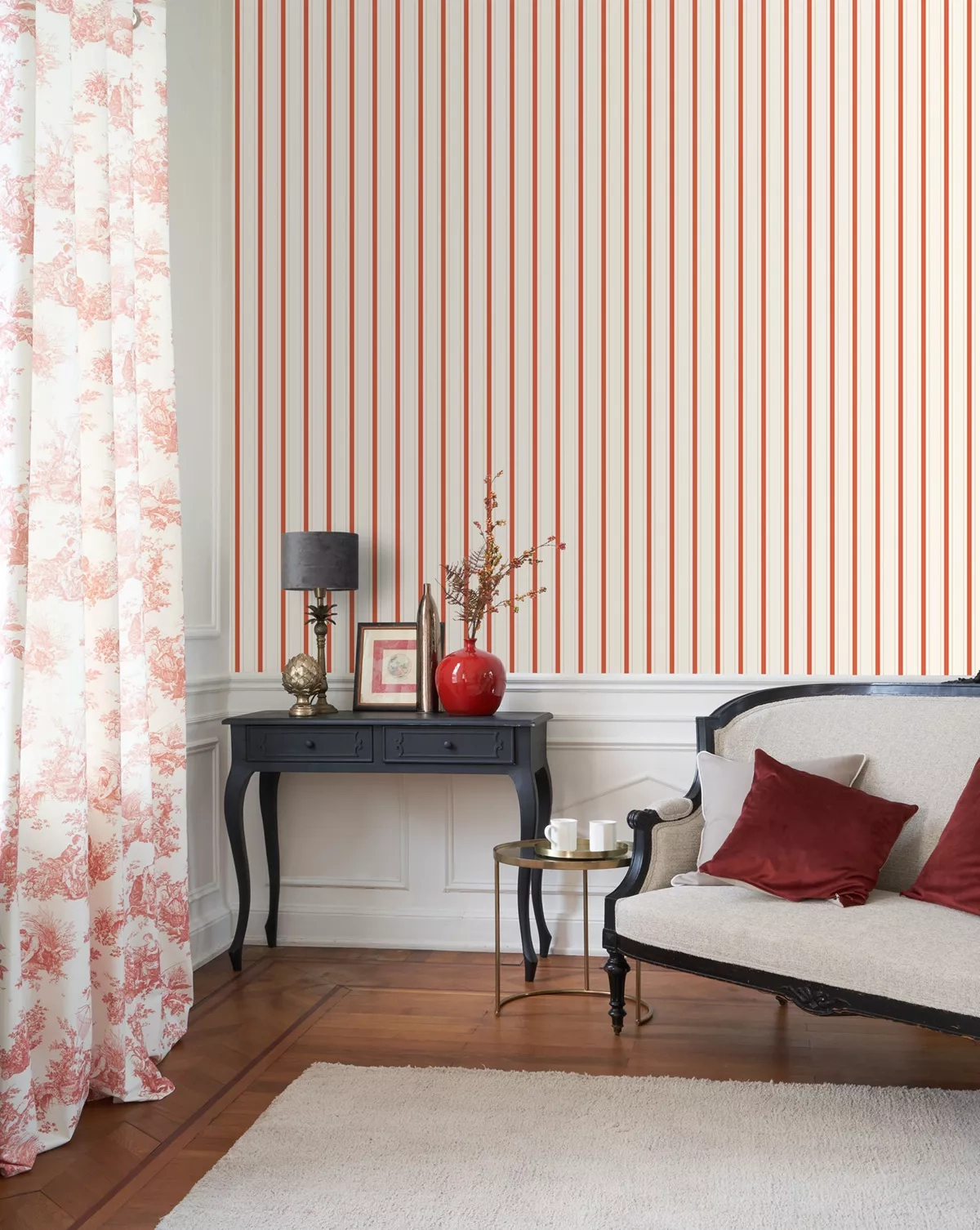 Toile stílusú design tapéta csíkos mintával bordó színben