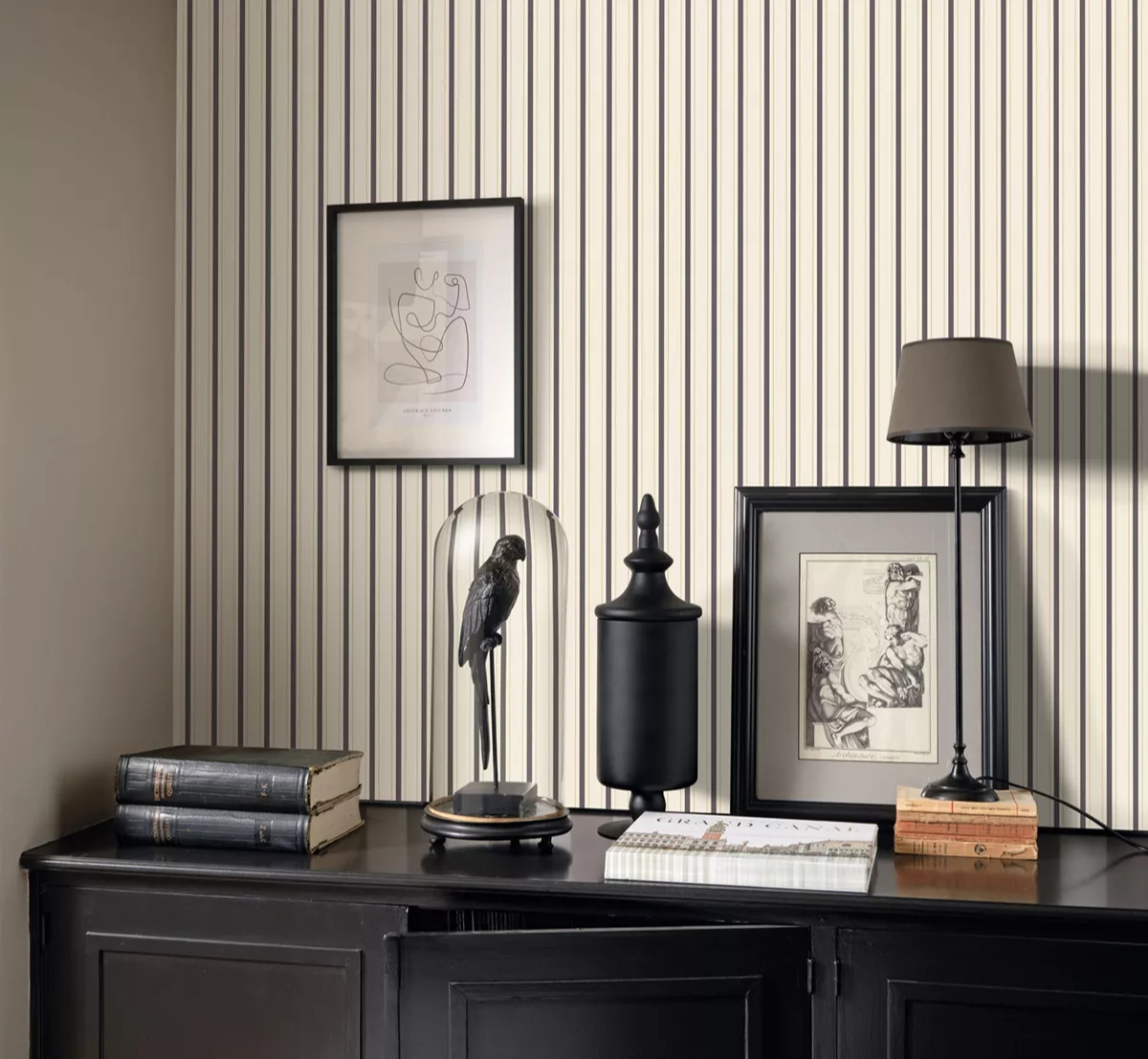 Toile stílusú design tapéta csíkos mintával fekete színben