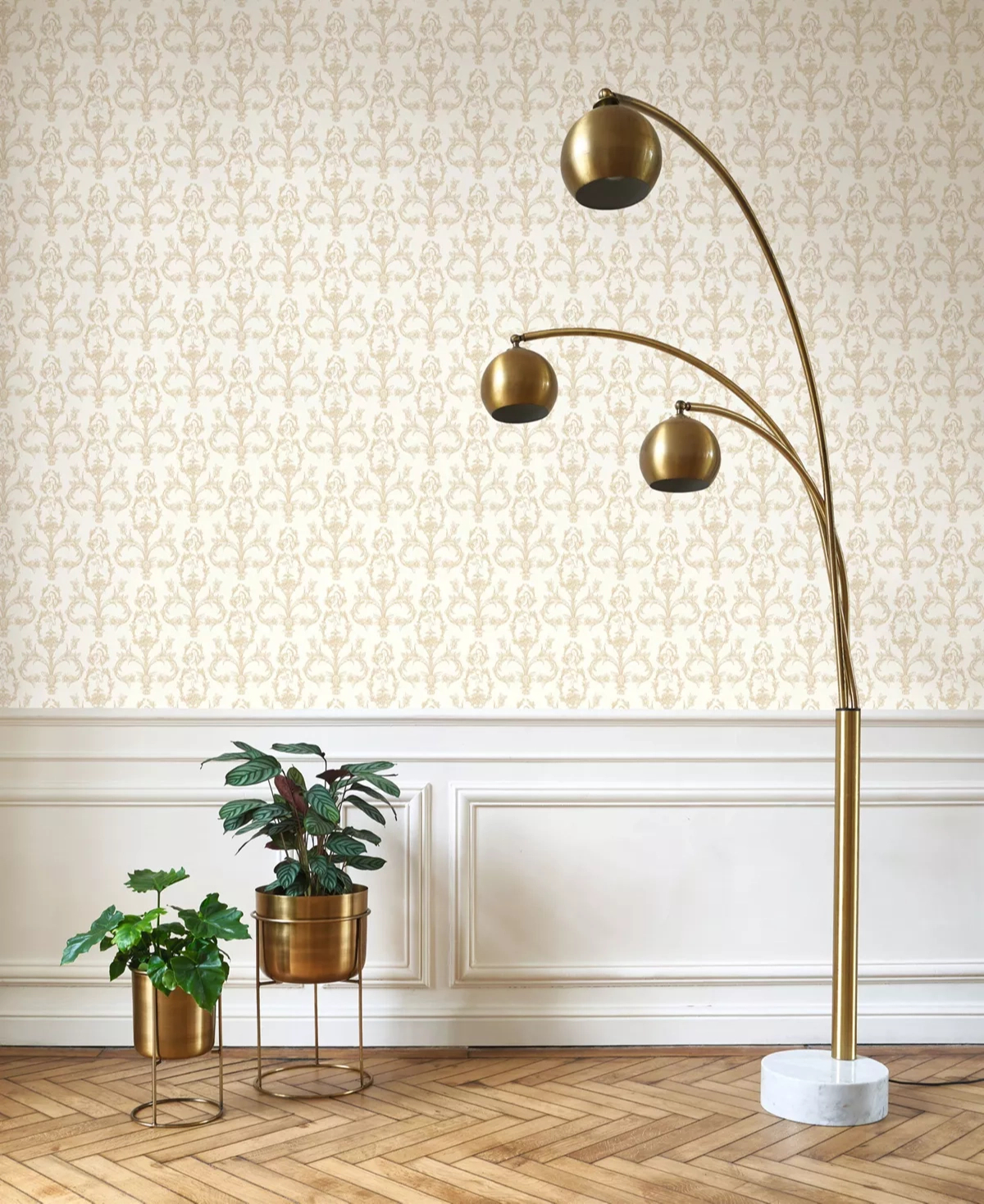 Toile stílusú design tapéta csörgődobos bachus és virágok mintával beige színben