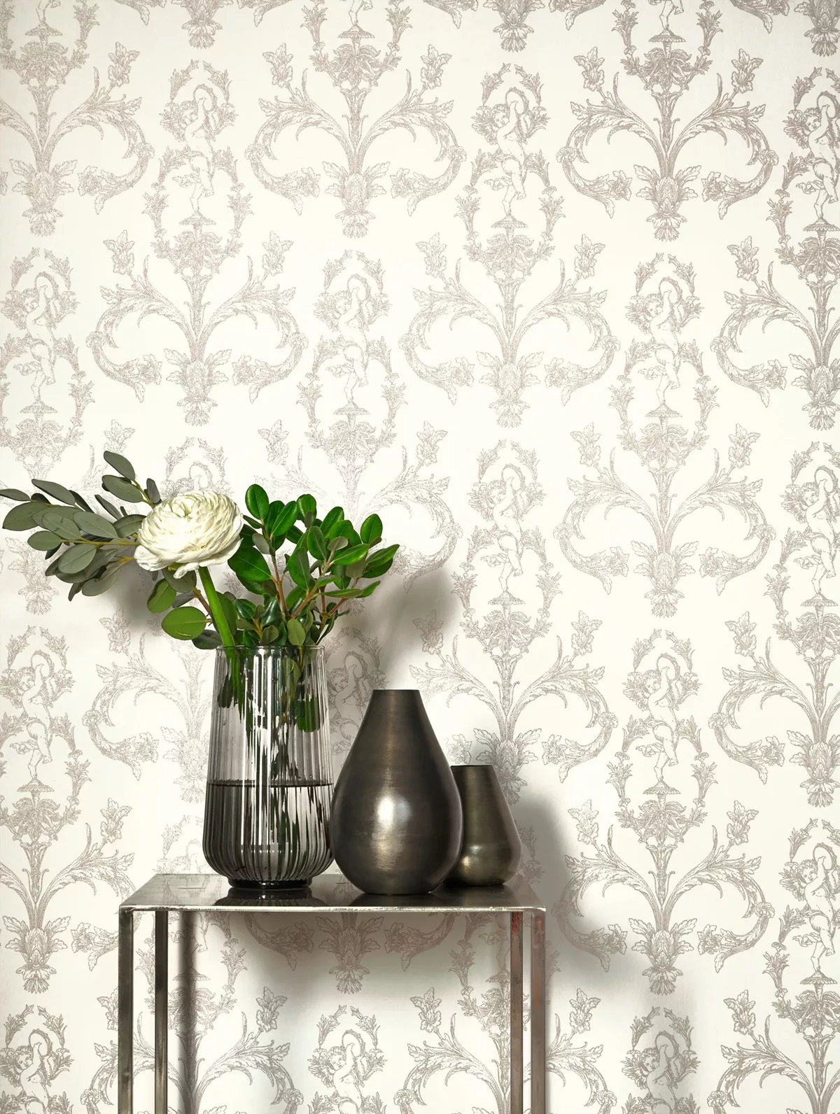 Toile stílusú design tapéta csörgődobos bachus és virágok mintával fényes ezüst színben