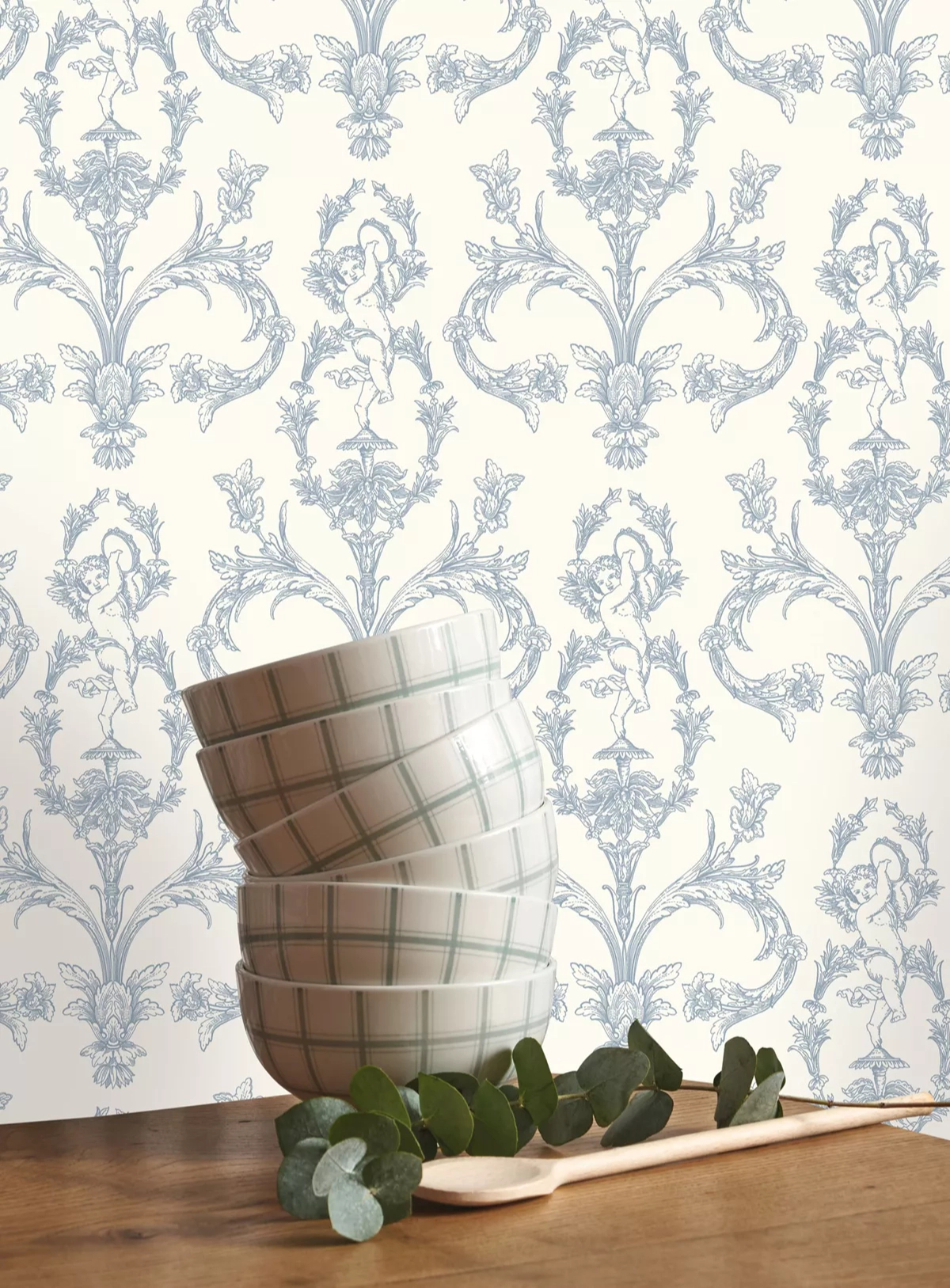 Toile stílusú design tapéta csörgődobos bachus és virágok mintával kék színben