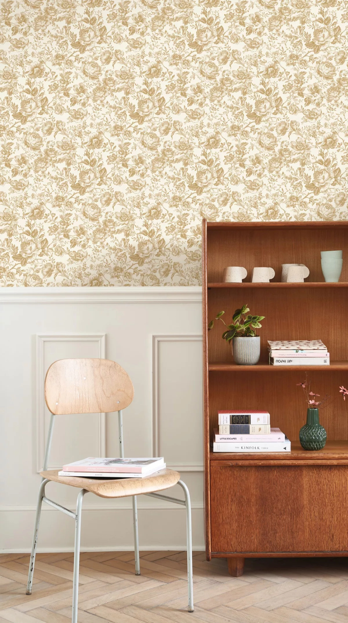 Toile stílusú design tapéta rózsalugas mintával beige színben