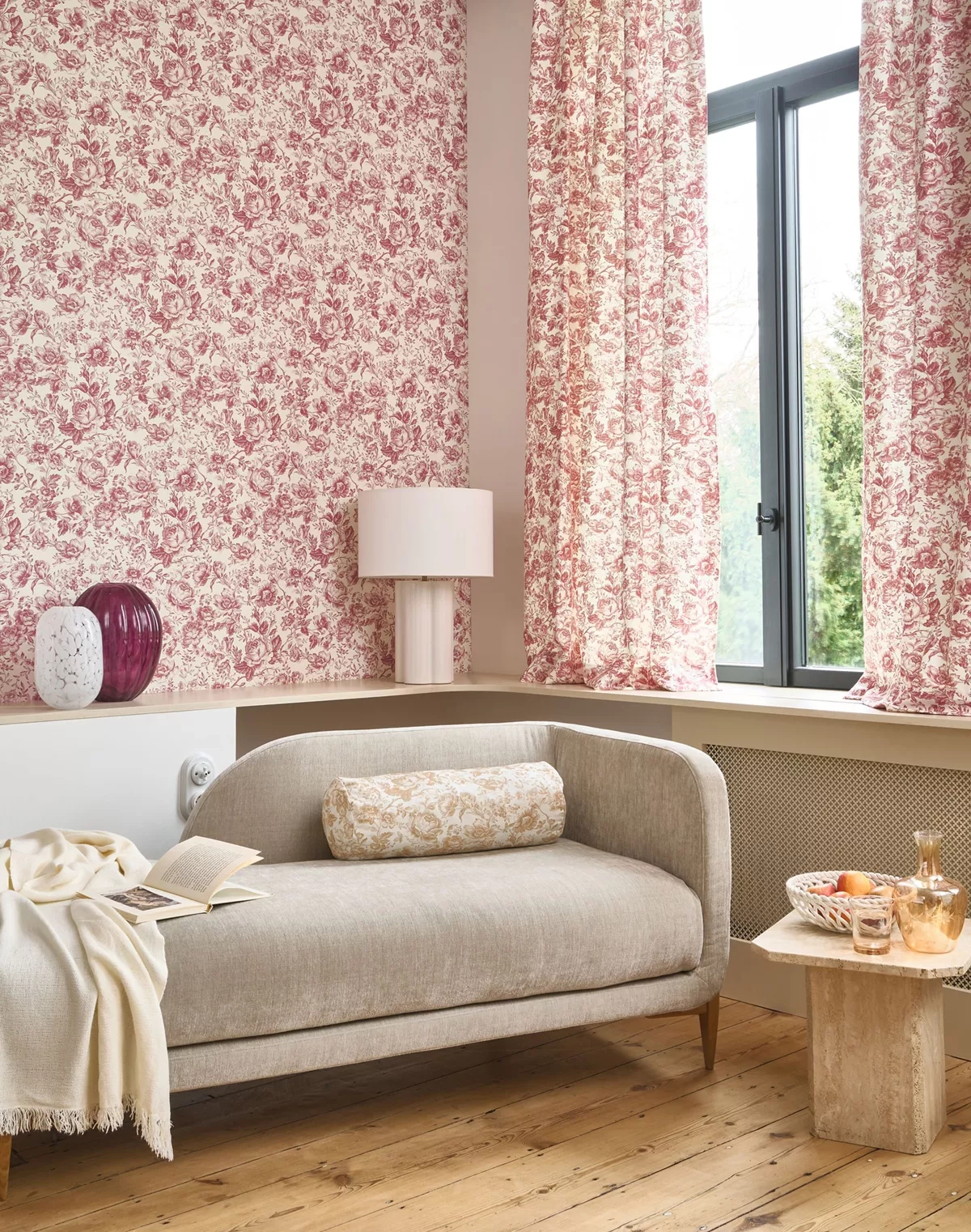 Toile stílusú design tapéta rózsalugas mintával bordó színben