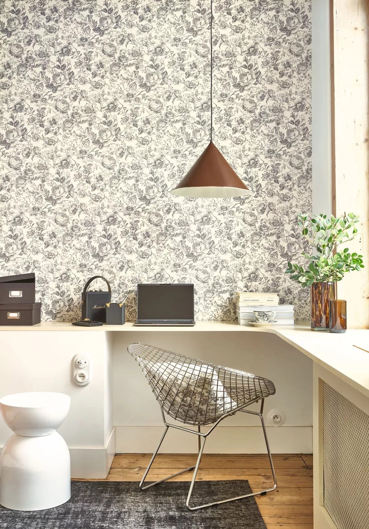 Toile stílusú design tapéta rózsalugas mintával fekete színben