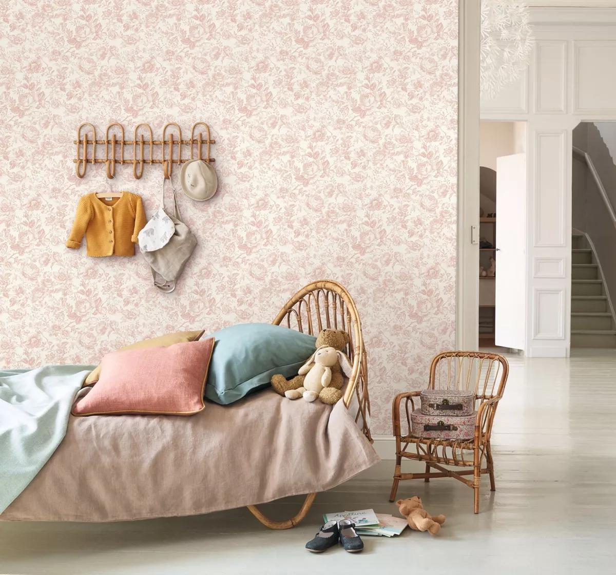 Toile stílusú design tapéta rózsalugas mintával rózaszín színben