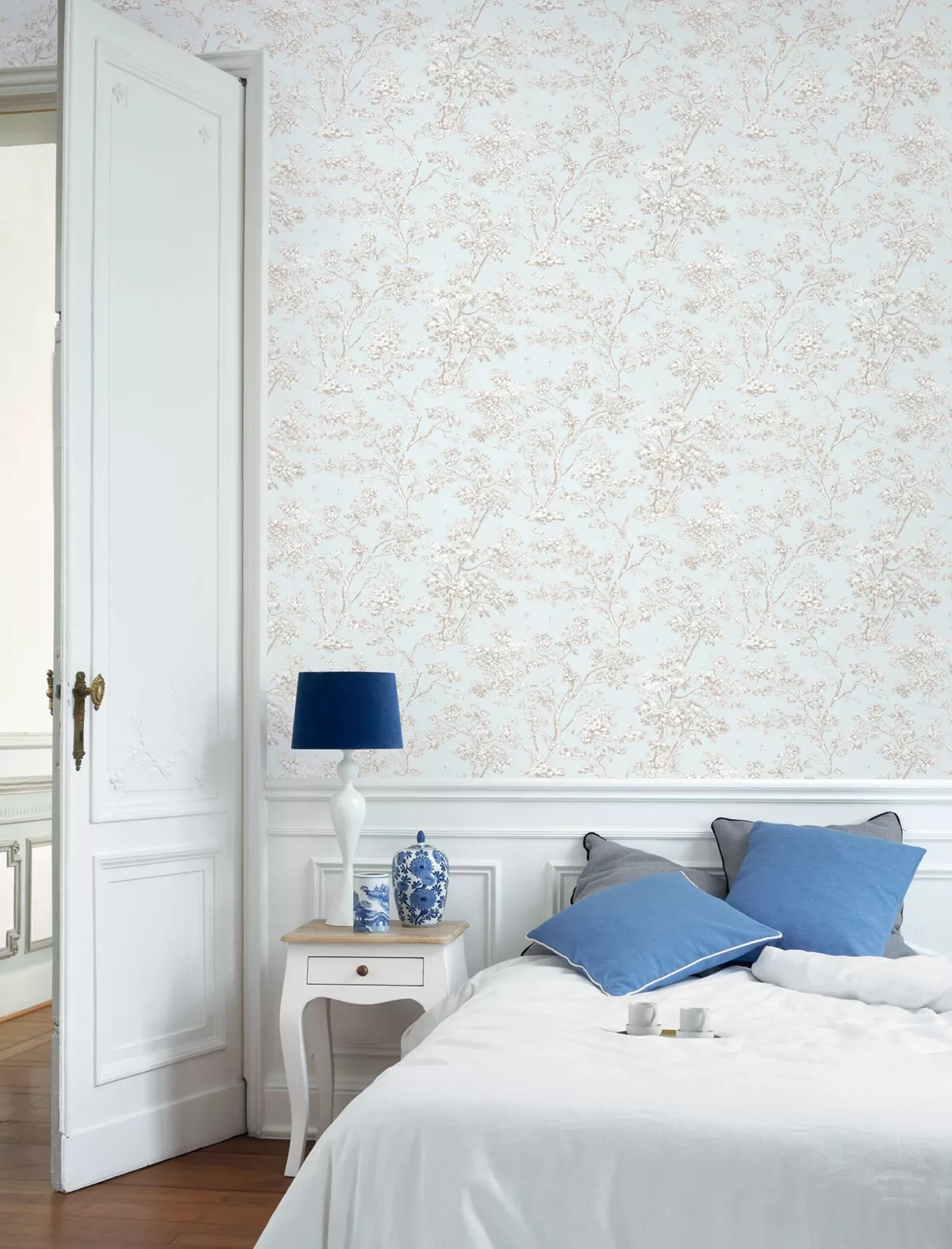 Toile stílusú design tapéta virágzó fa mintával kék és szürke színben