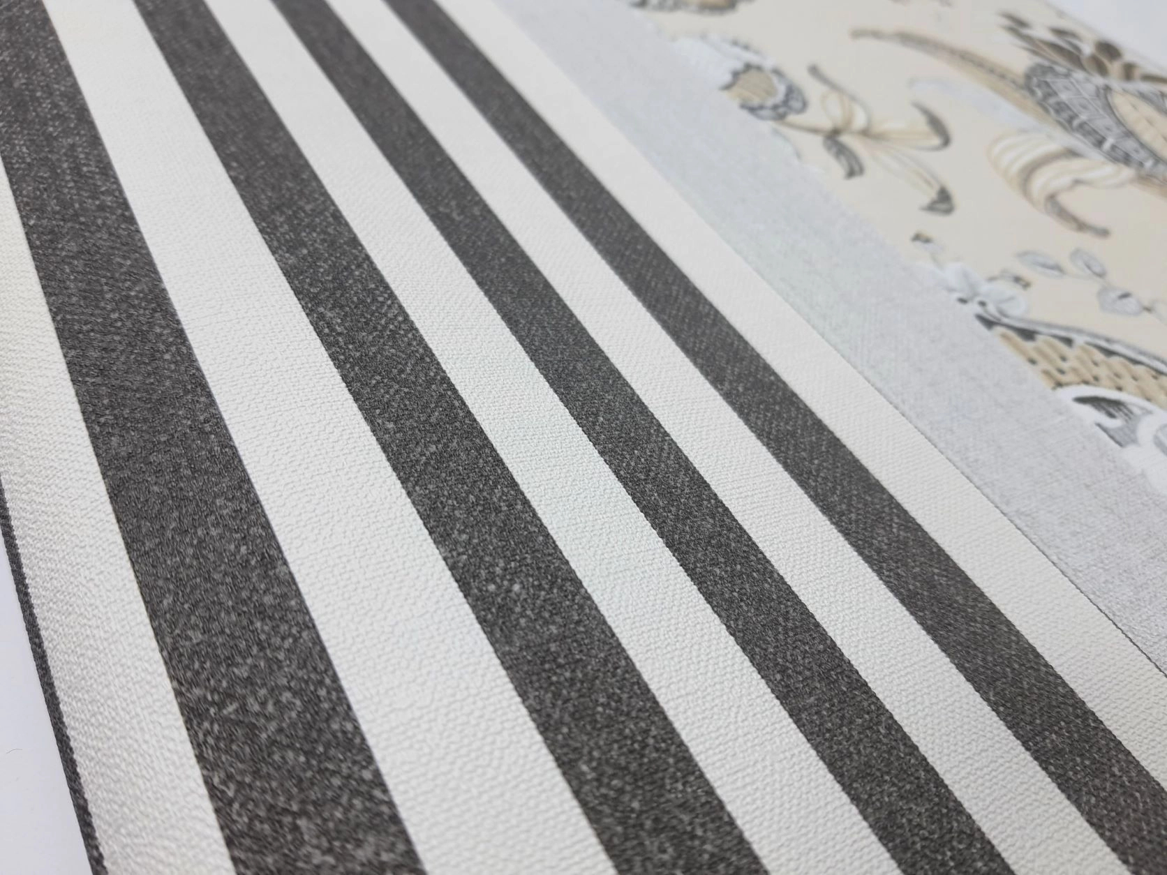 Vékony csíkos mintás vlies dekor tapéta textilhatású struktúrával