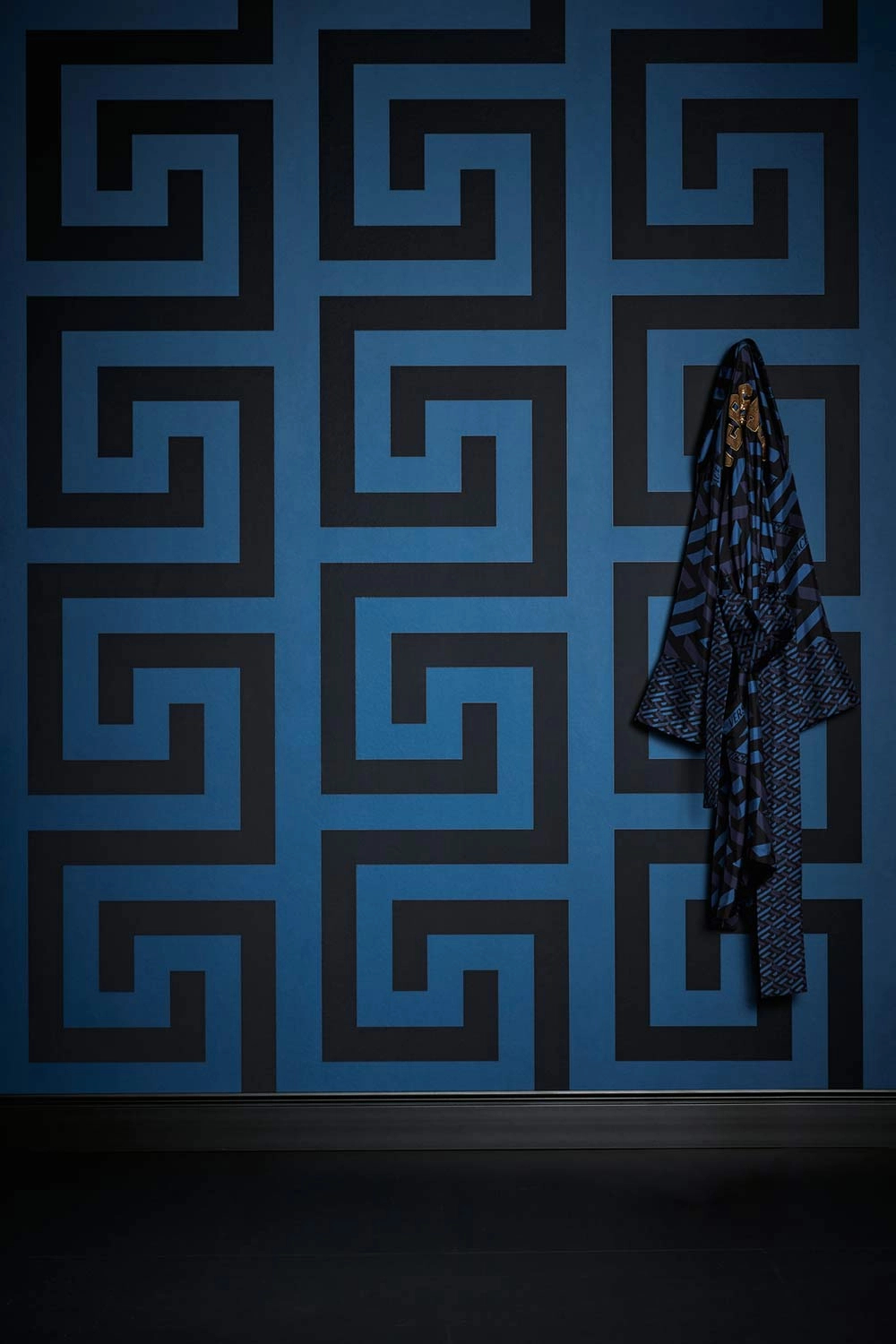 Versace design tapéta fekete kék elegáns geometrikus mintával 70cm széles