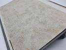 Világosbarna betonhatású vlies design tapéta arany foltos hatással