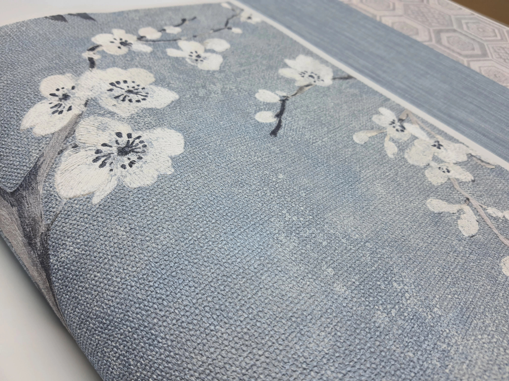 Világoskék darumadár mintás olasz design tapéta textil struktúrával