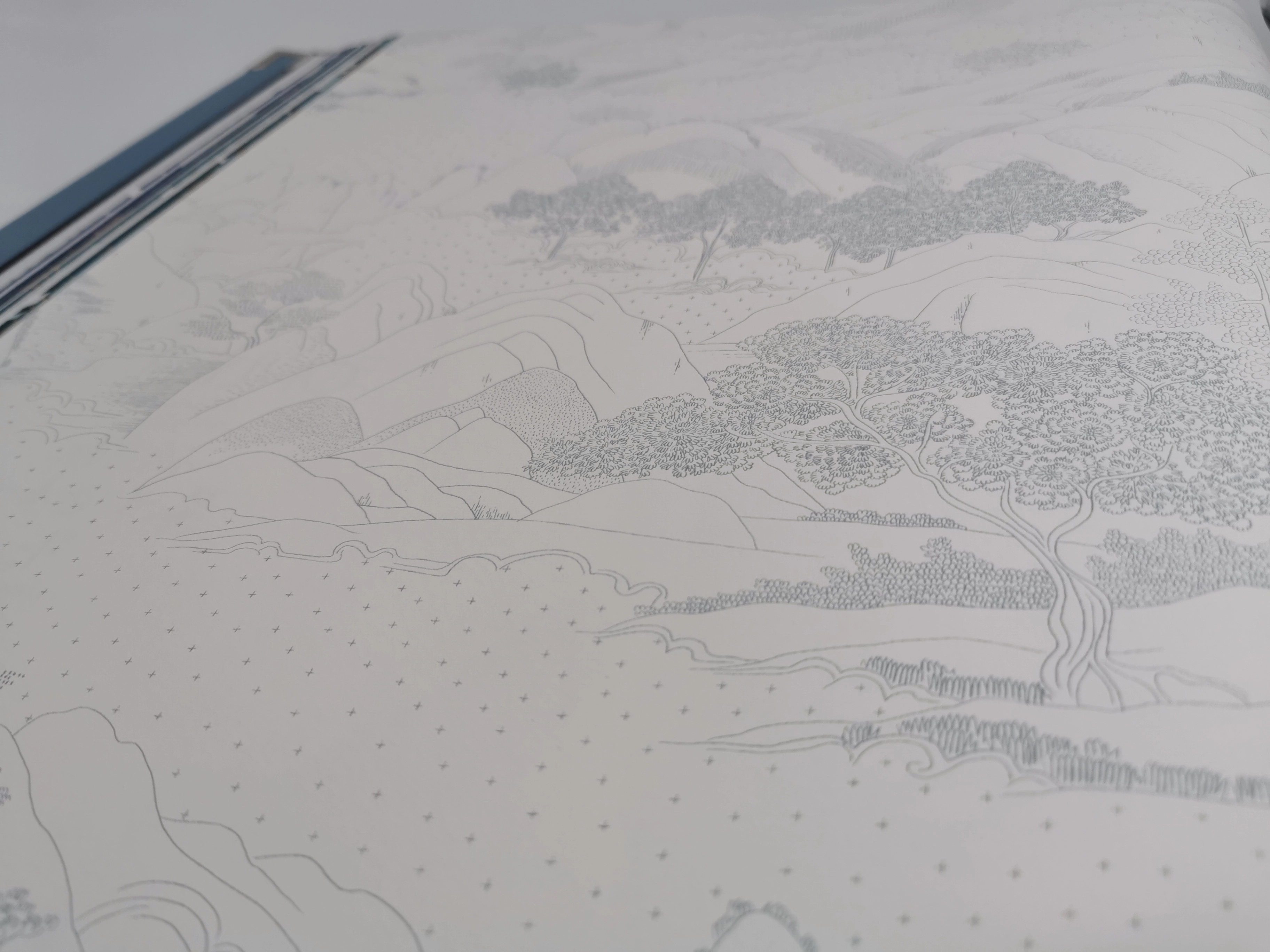 Világoskék tapéta rajzolt hatású japán hegyvonulat mintával