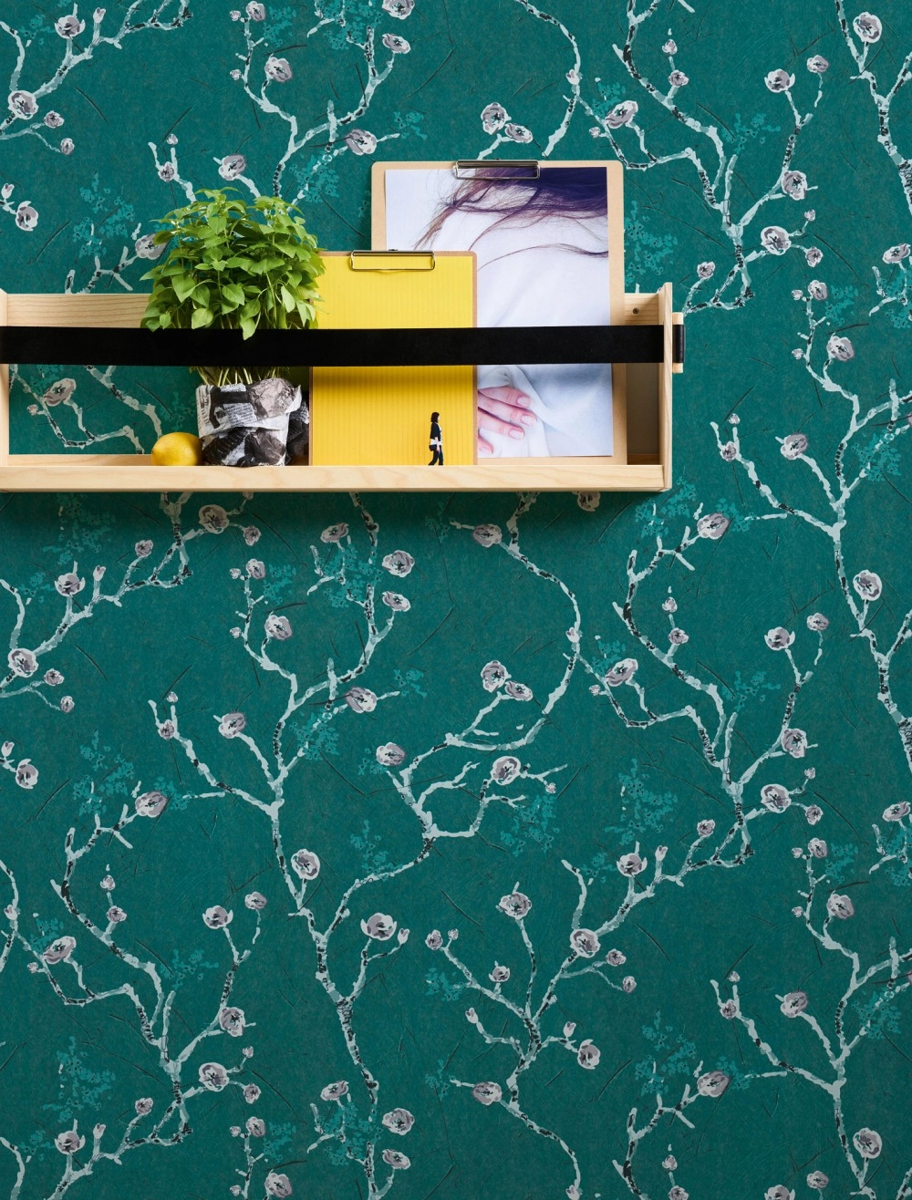 Vintage hangulatú akvarell hatású vékony ágakon nyíló virág zöld, szürke design tapéta