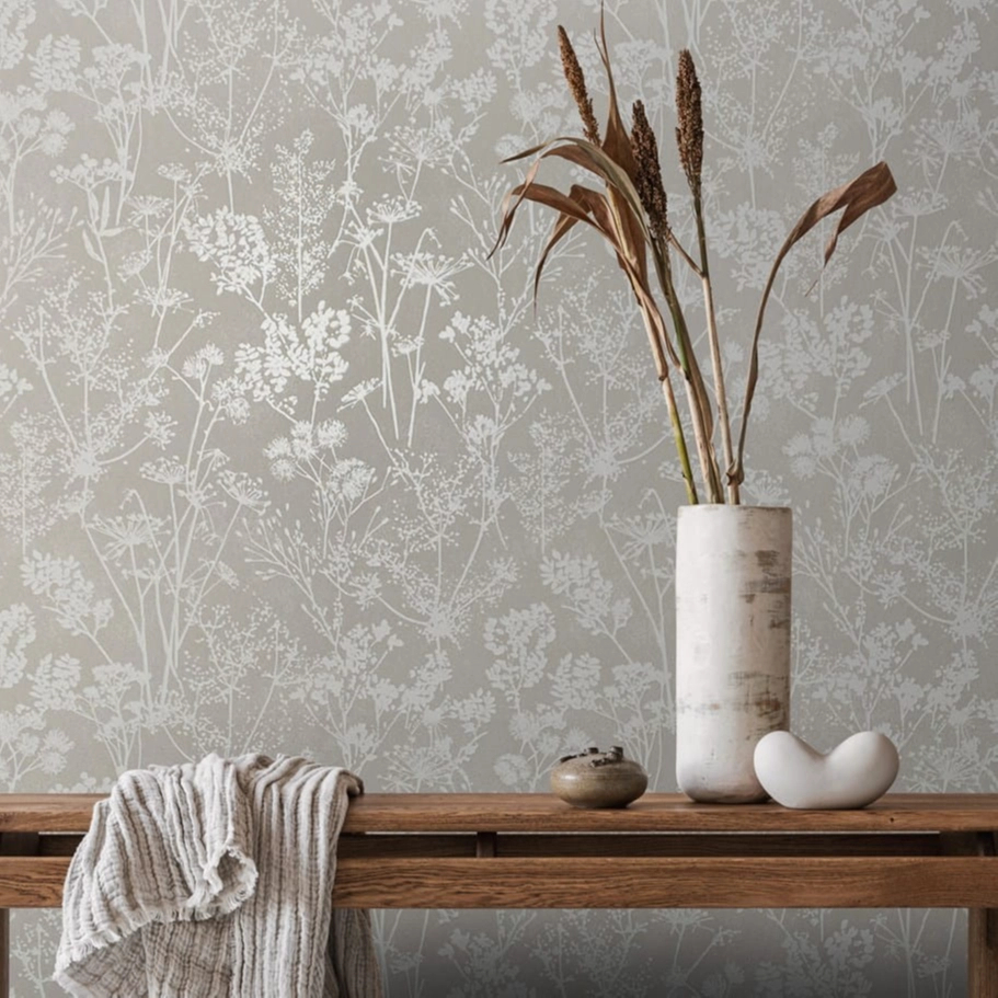 Virág sziluett mintás betonszürke és metálos fehér színű elegáns design tapéta