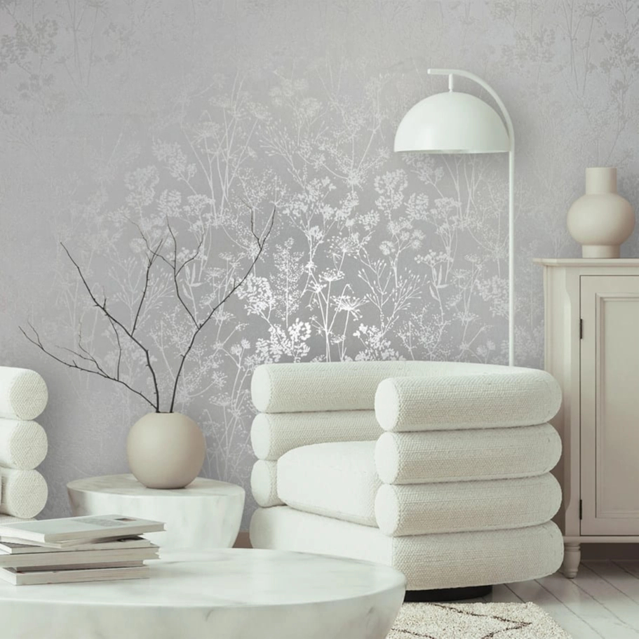 Virág sziluett mintás fehér és metálos fehér színű elegáns design tapéta