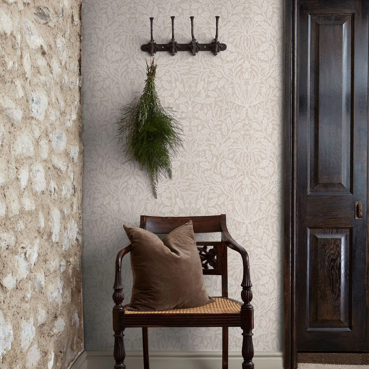 William Morris dekor tapéta beige levél és makk mintával