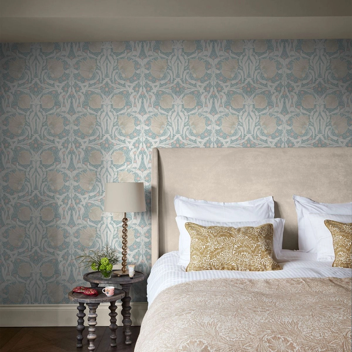 William Morris dekor tapéta kék alapon beige virág mintával