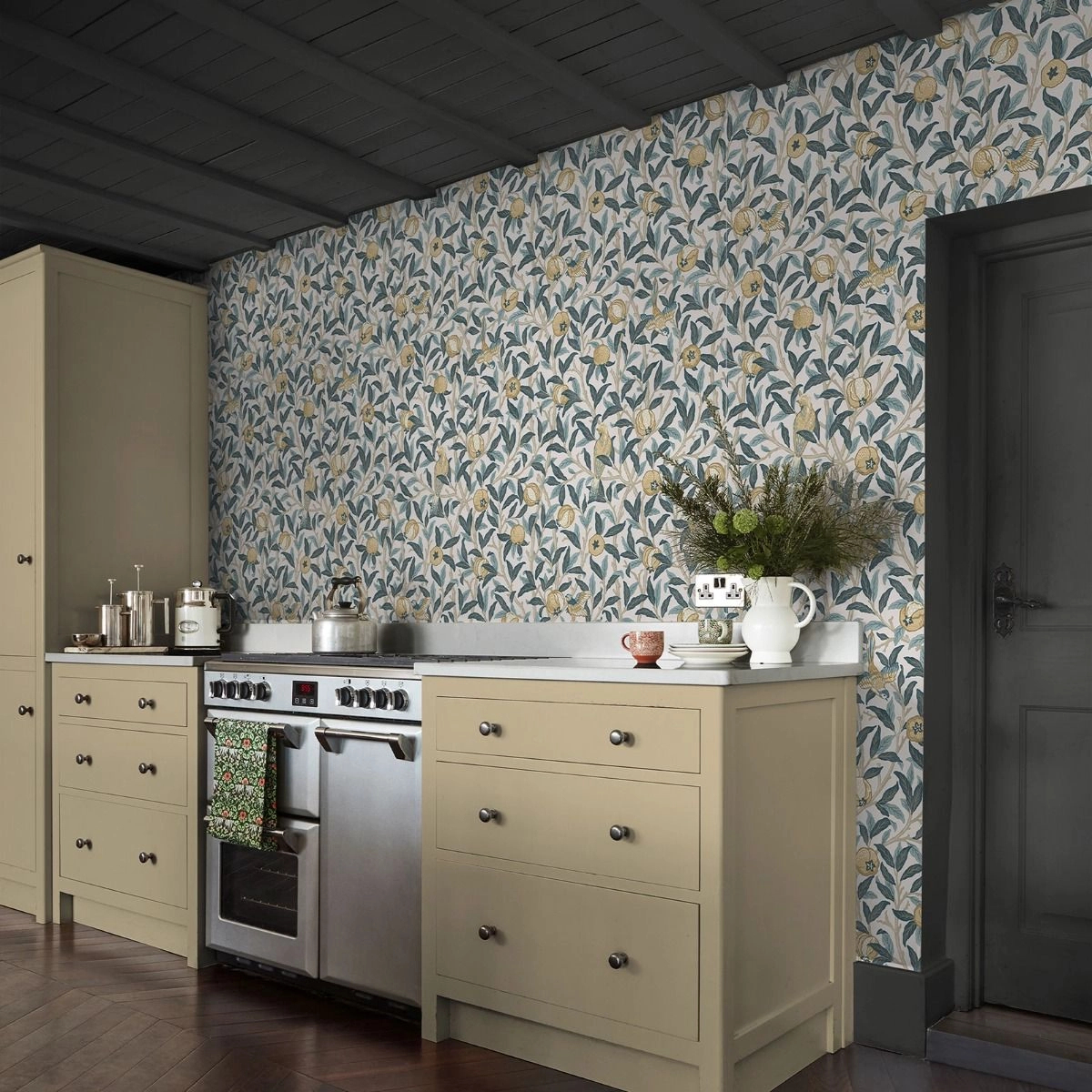 William Morris dekor tapéta kék és beige gránátalma és madár mintával