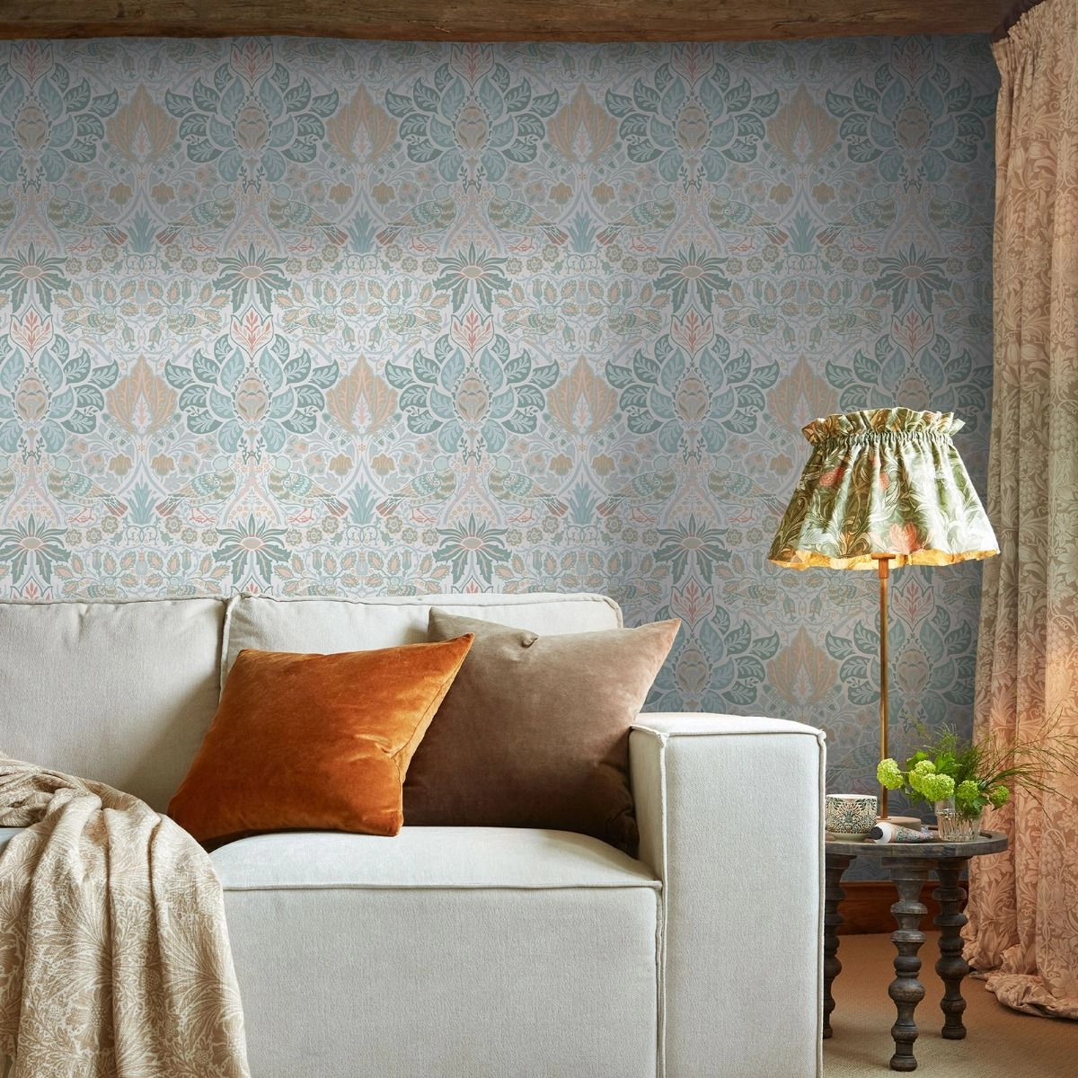 William Morris dekor tapéta pasztel kék alapon színes virág és madár mintával
