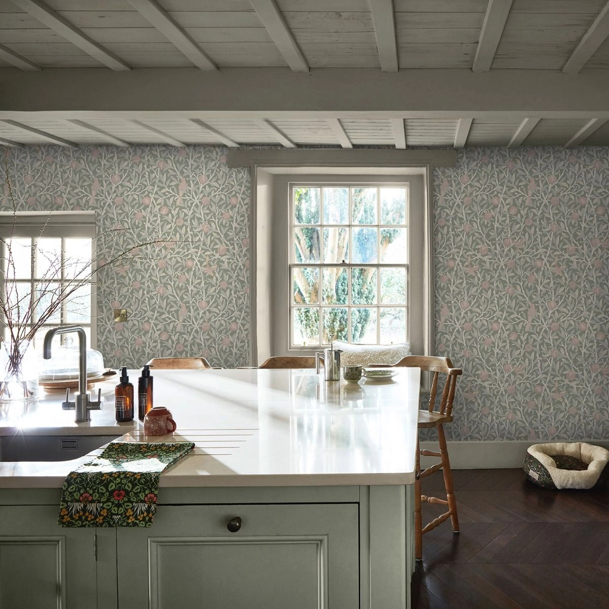 William Morris dekor tapéta zöld és beige gránátalma és madár mintával