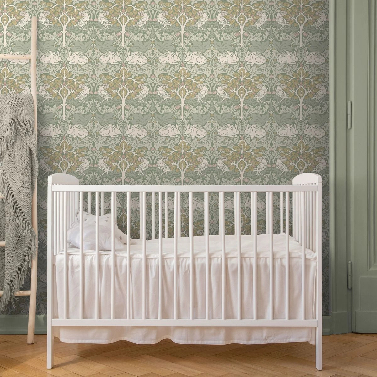 William Morris dekor tapéta zsályazöld fa és nyúl mintával