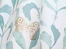 Zöldeskék skandináv hangulatú levélmintás vlies tapéta pillangókkal