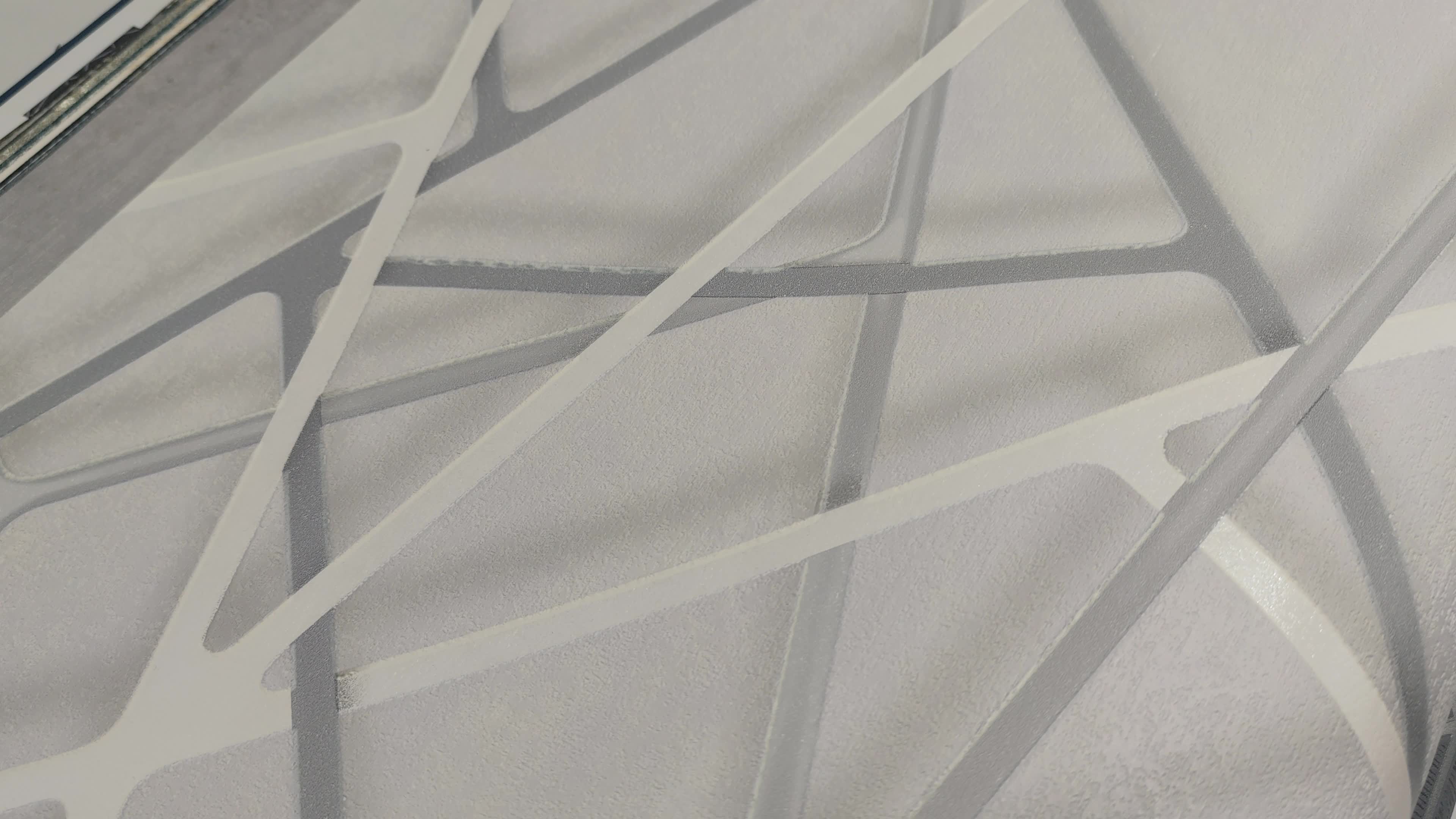 3D tapéta szürke alapon ezüst-fehér geometrikus 3D hatású mintával