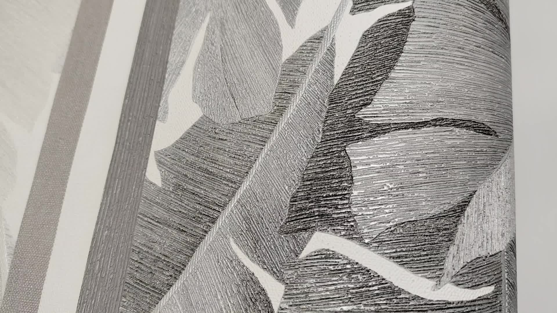 Fehér ezüst banánlevél mintás trópusi hangulatú vlies tapéta fémes hatású mintával