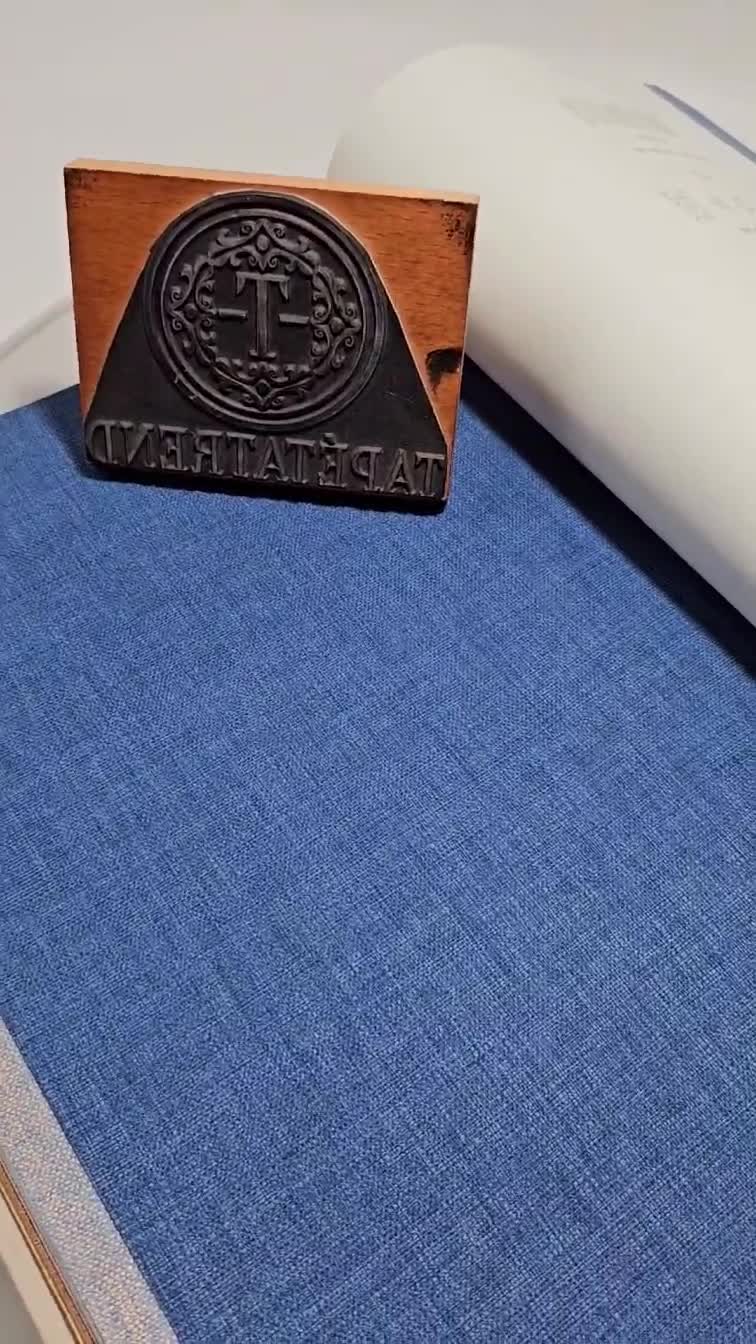 Szövethatású sötétkék egyszínű tapéta textil struktúrával