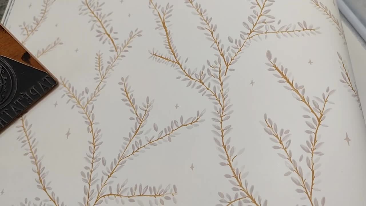 Fehér faág mintás design tapéta apró levél mintával