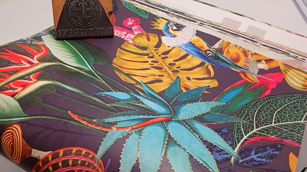 Vidám sokszínű tropusi hangulatú design tapéta lila rózsaszín színvilágban