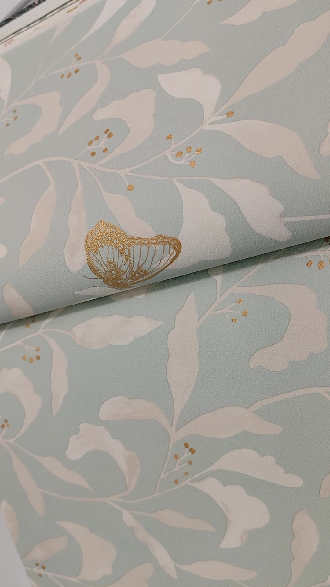 Skandináv stílusú levélmintás tapéta arany pillangó mintákkal