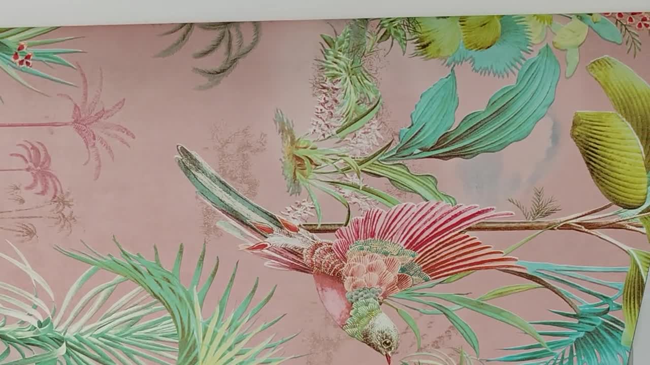Pasztell rózsaszín Eijffinger tapéta trópusi pálma és madár mintával