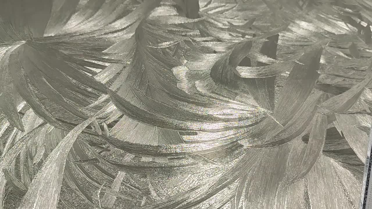 Modern arany metál fényes felületű tapéta pálmalevél mintával