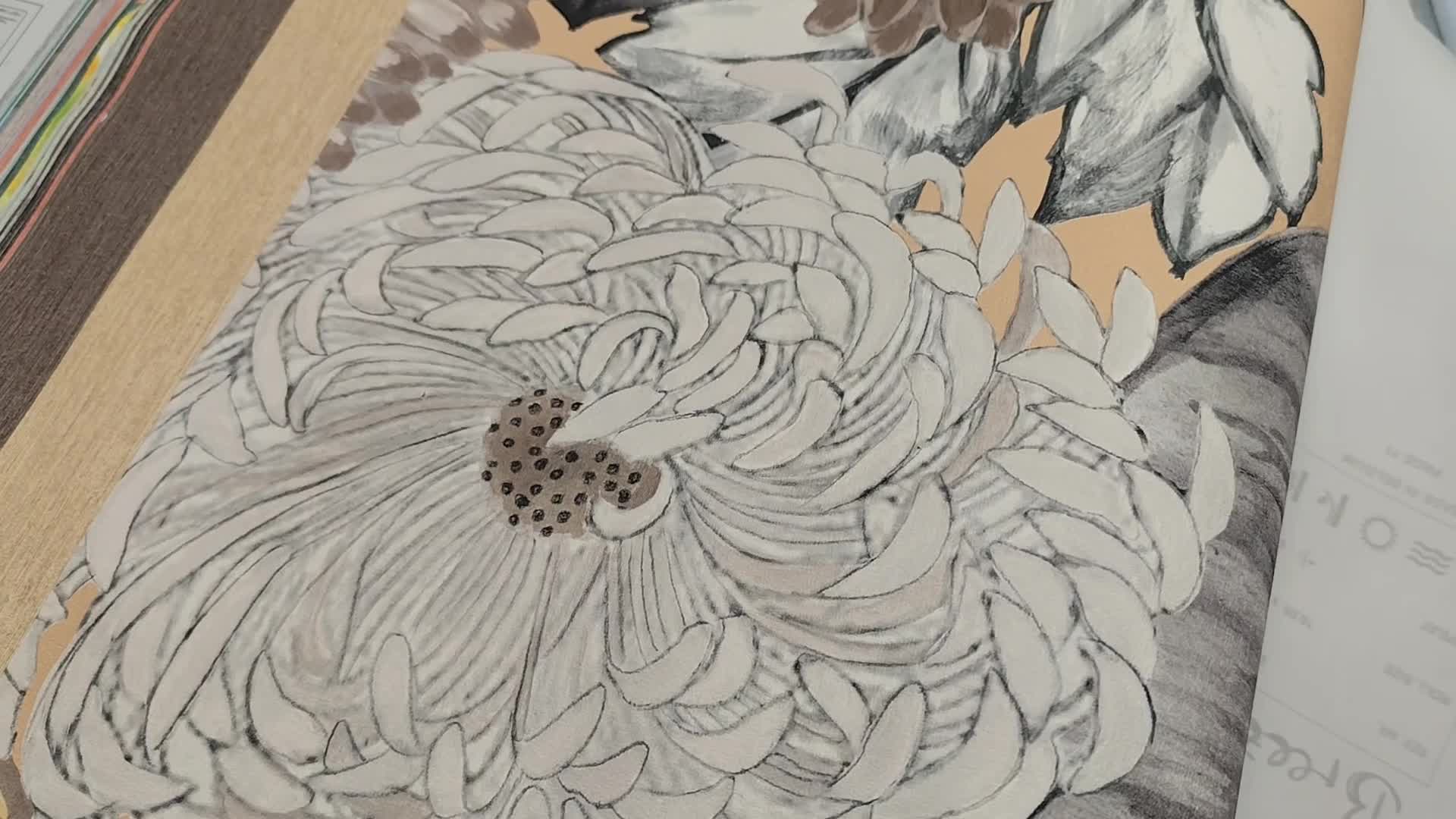 Nagyléptékű virágmintás design tapéta pasztell színekkel