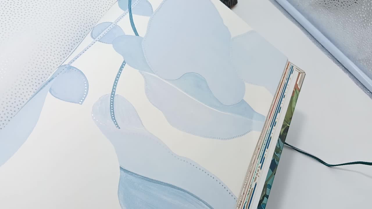 Fehér pasztell kék trópusi levél és tukán madár mintás vlies design tapéta