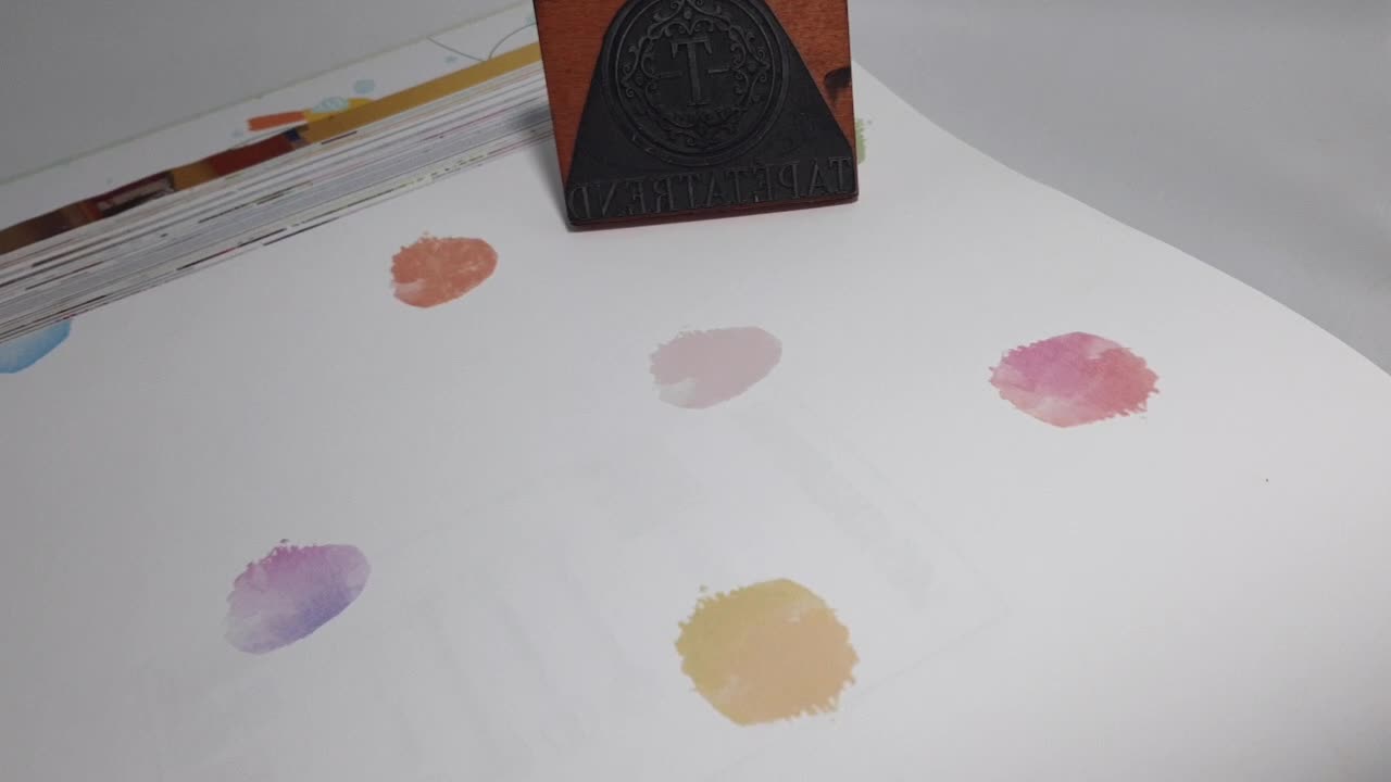 Szines pöttyös mintás tapéta gyerekszobába akvarell pöttyös mintával