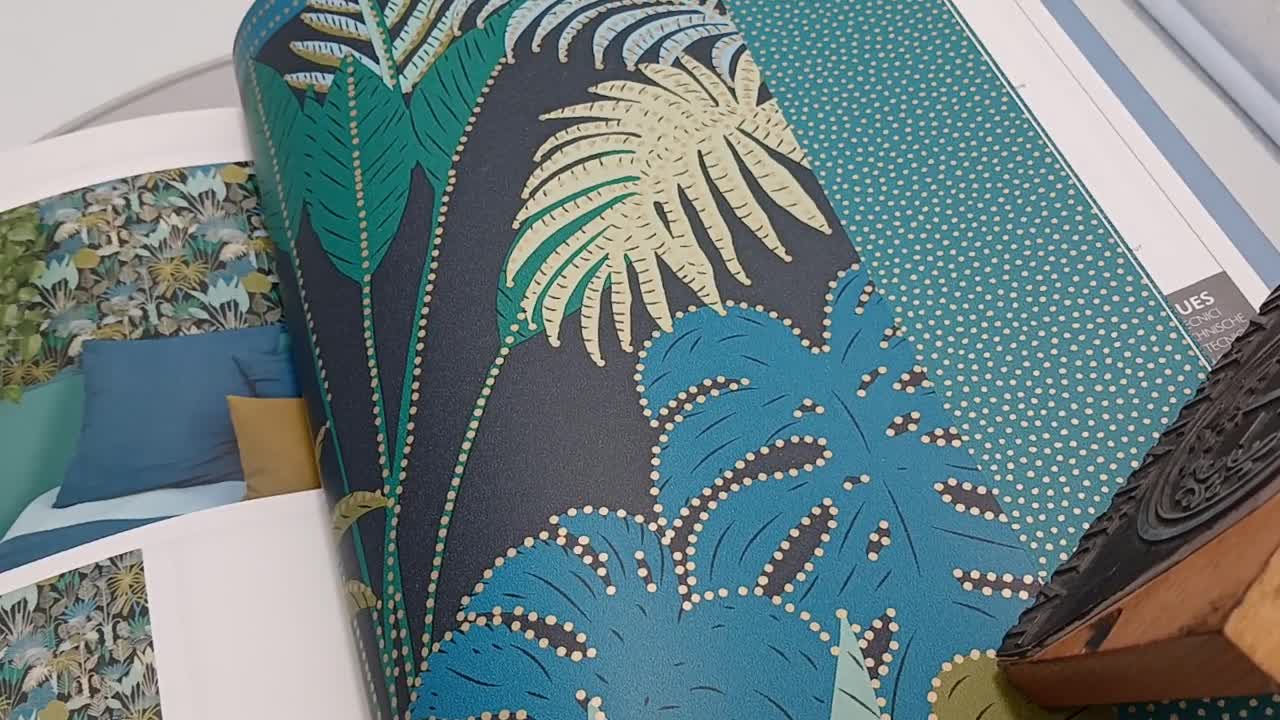 Modern trópusi dzsungel mintás vlies tapéta sötétkék zöld színvilágban