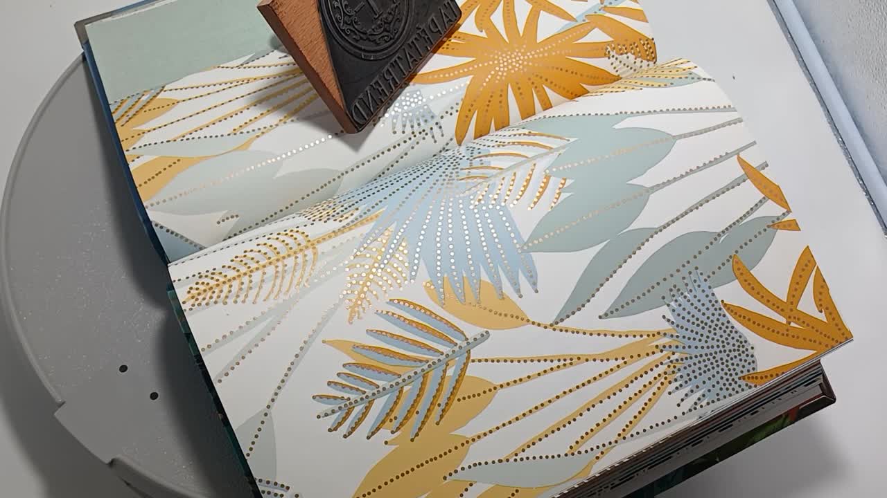 Rajzolt stílusú dzsungel mintás vlies prémium tapéta világoskék sárga színekkel