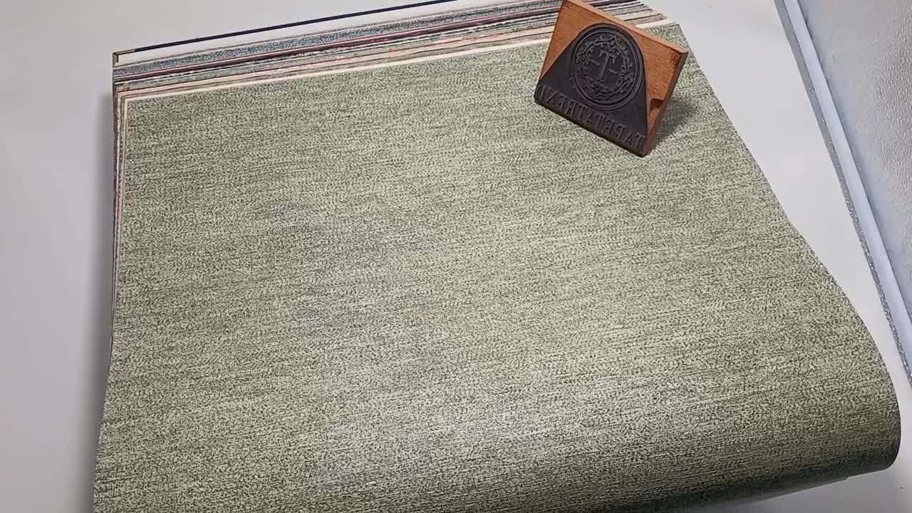 Zöld finoman csíkozott mintás vlies dekor tapéta