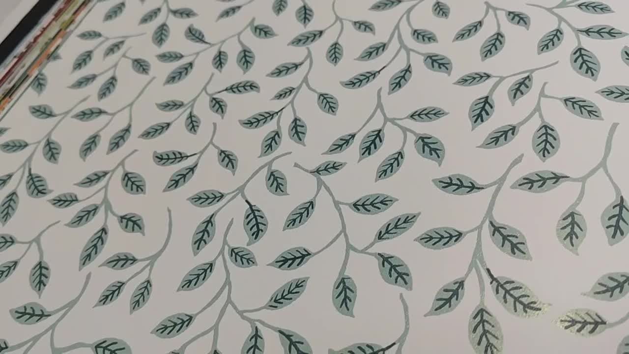 Világoskék apró levélmintás vlies design tapéta