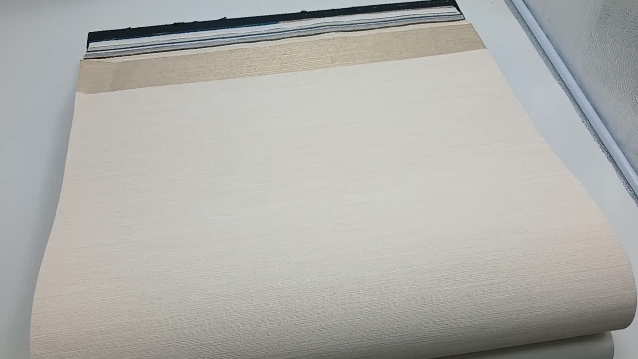 Bézs egyszínű enyhén csillámos vlies design tapéta