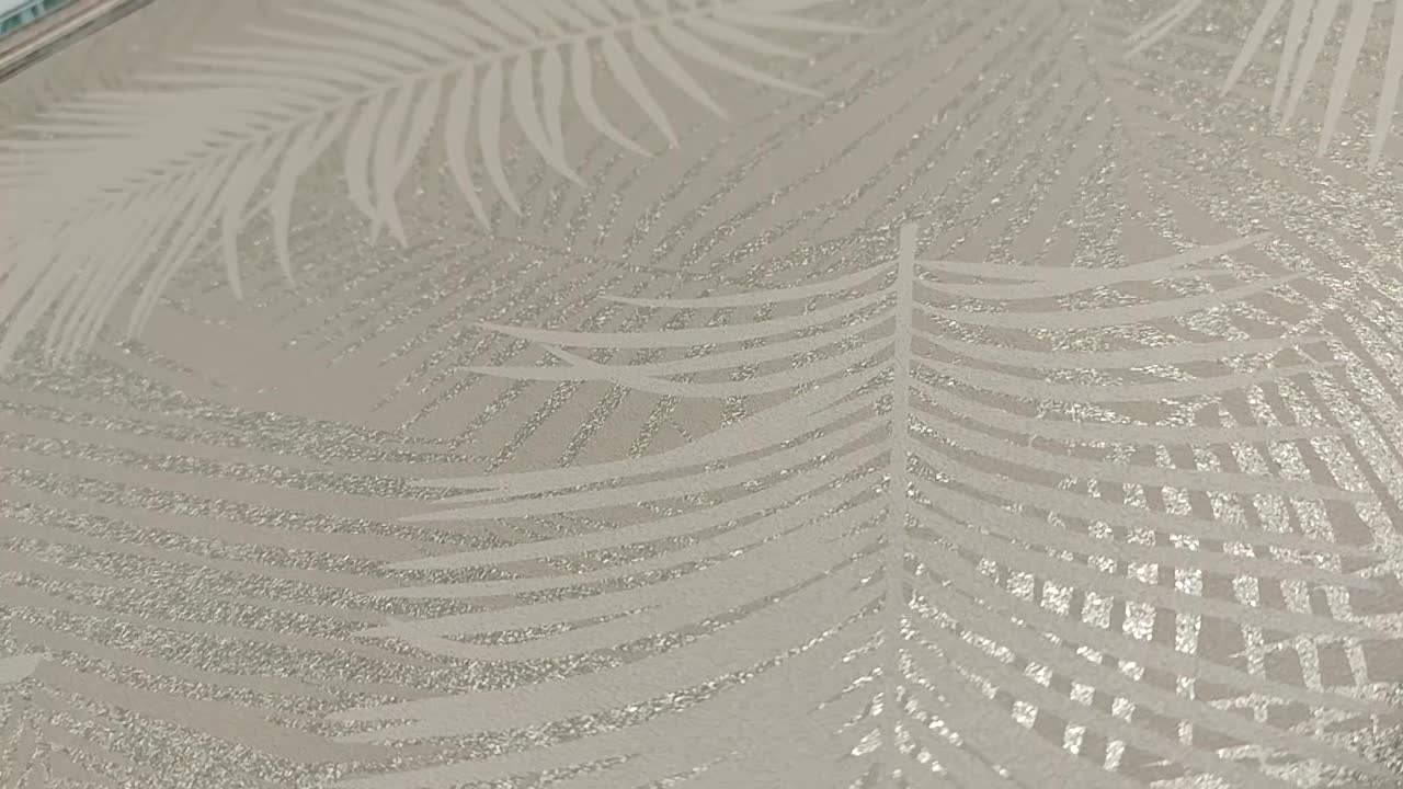 Pálmalevél mintás tapéta krém színben metál fényű felülettel