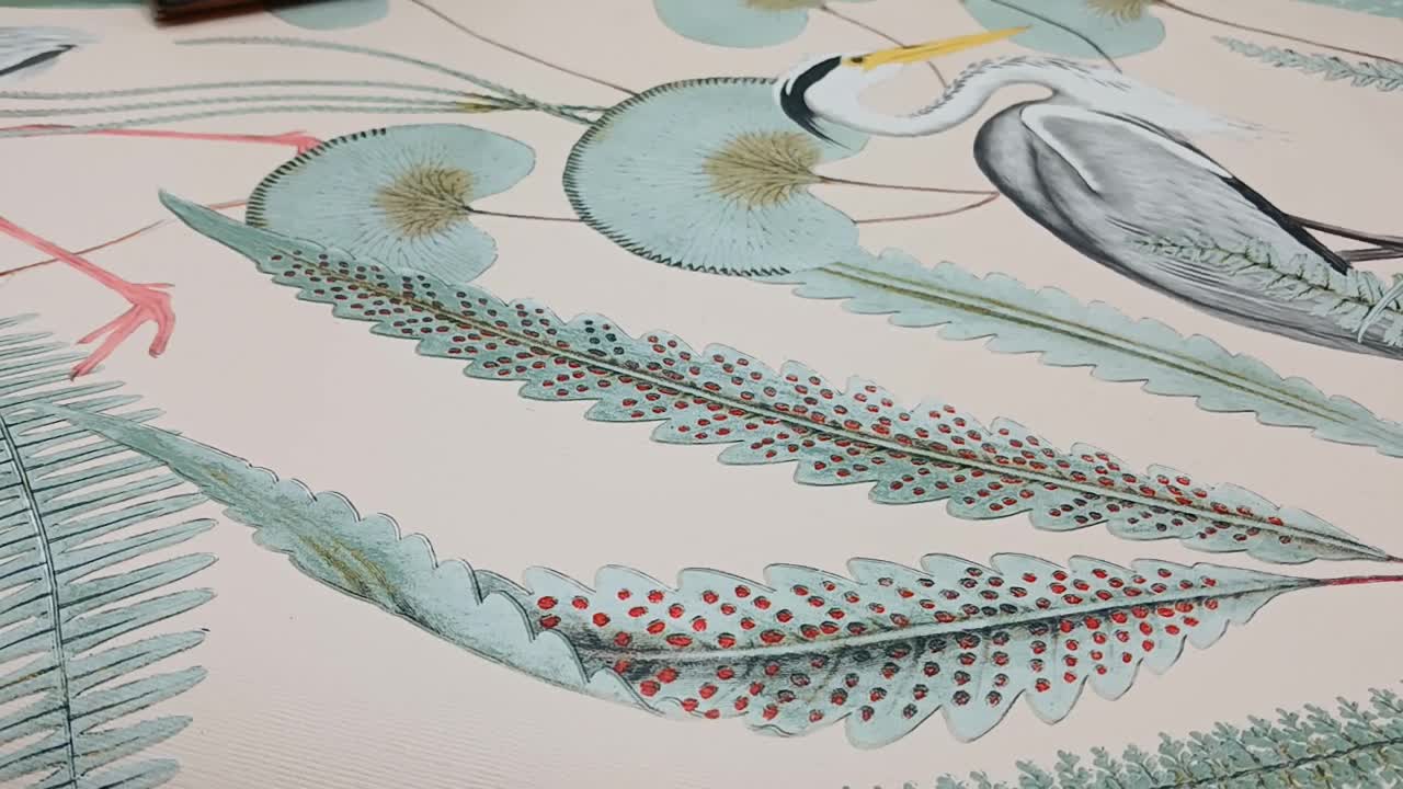 Madármintás tapéta darumadár mintávaé bézs színben