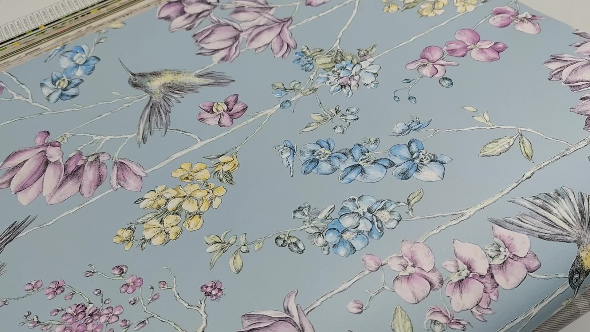 Kolibri madár mintás tapéta kékes színvilágban levél mintával