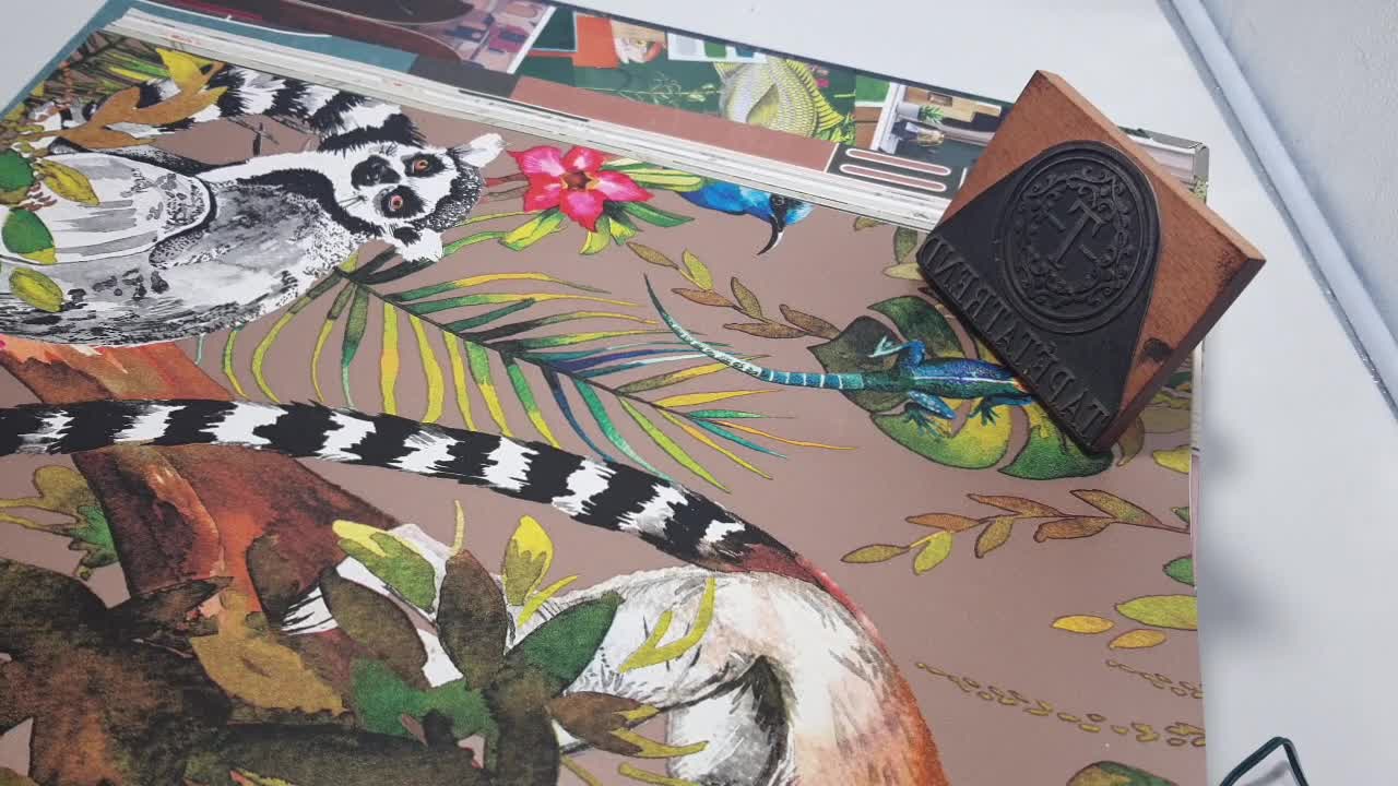 Botanikus design tapéta metál alapon lemur majom mintával