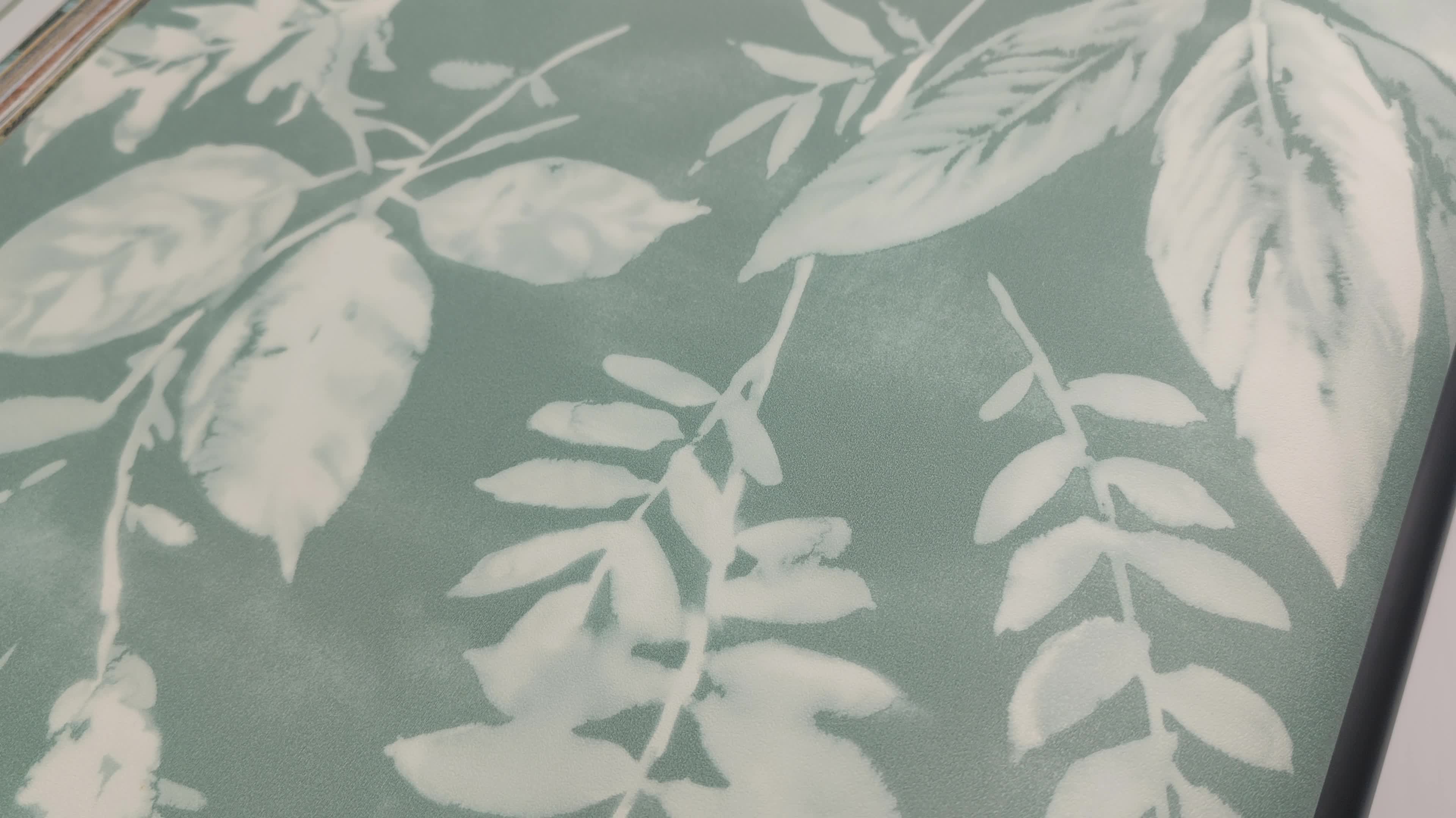 Design tapéta zöld alapon fehér akvarell hatású levél mintával